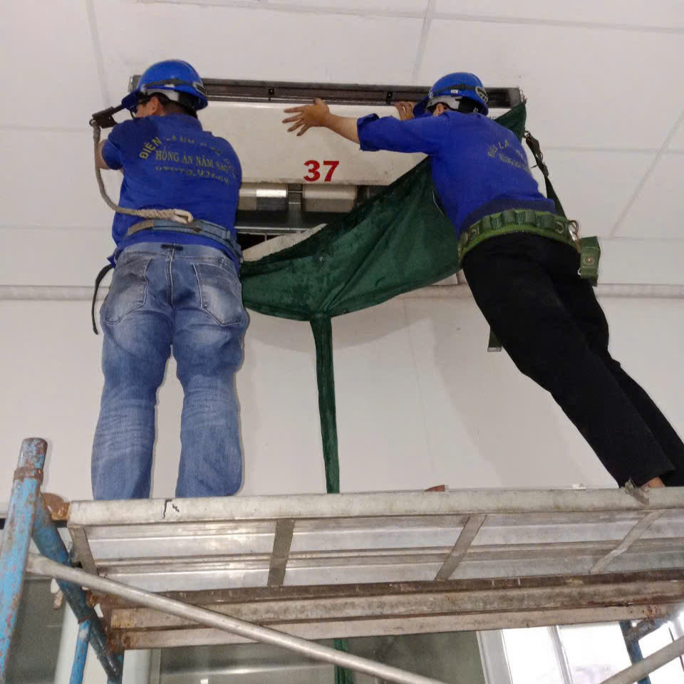 Vệ sinh máy lạnh áp trần công ty, văn phòng