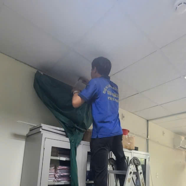 Vệ sinh máy lạnh treo tường công ty, văn phòng